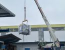 Gro&szlig;er Industriekran beim Heben schwerer Ausr&uuml;stung auf einer Baustelle