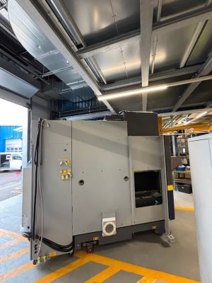 Gro&szlig;e Industrieausr&uuml;stungen in einer modernen Fertigungsanlage Innenansicht
