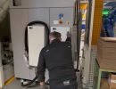 Techniker, der Industrieanlagen in einer modernen Fabrikumgebung bedient