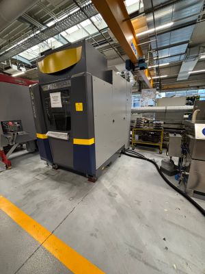 Industriemaschine in einer Produktionsst&auml;tte, die moderne Technologie und Ausr&uuml;stung zeigt