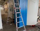 Aluminium-Leiter in der N&auml;he einer Industriemaschine in einer Produktionsst&auml;tte