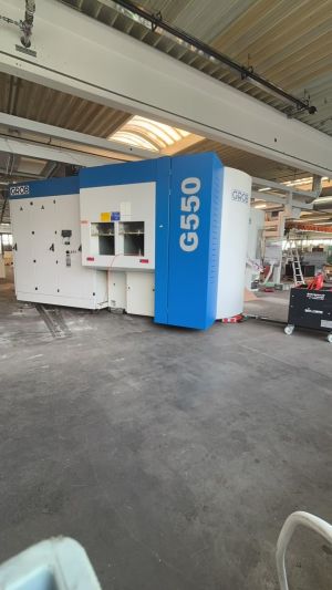 Moderne industrielle G550 CNC-Maschine in einer ger&auml;umigen Fertigungswerkstatt