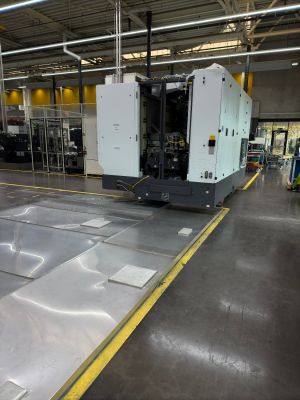 Industriemaschinen in einer modernen Fabrik mit Metallb&ouml;den und Ausr&uuml;stung