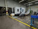Industriemaschine in einer modernen Produktionsst&auml;tte mit Sicherheitszonen
