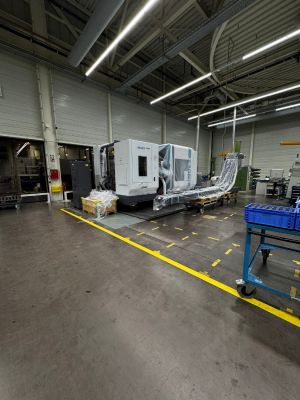 Industriemaschine in einer modernen Produktionsst&auml;tte mit Sicherheitszonen