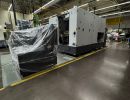 Gro&szlig;e Industriemaschine in moderner Fabrikhalle mit heller Beleuchtung