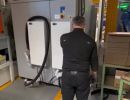 Fabrika Ortamında End&uuml;striyel Makine Yanında &Ccedil;alışan Adam