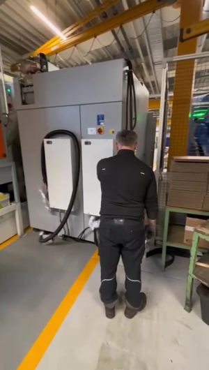 Fabrika Ortamında End&uuml;striyel Makine Yanında &Ccedil;alışan Adam