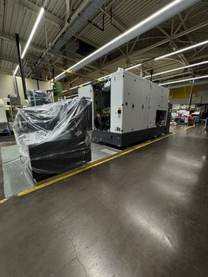 Parlak Aydınlatmalı Modern Fabrika Zemininde B&uuml;y&uuml;k End&uuml;striyel Makine