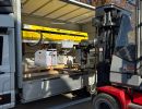 Mavi G&ouml;ky&uuml;z&uuml; Arka Planı ile Forklift A&ccedil;ık Teslimat Kamyonuna Ekipman Y&uuml;kl&uuml;yor