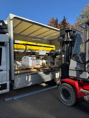 Mavi G&ouml;ky&uuml;z&uuml; Arka Planı ile Forklift A&ccedil;ık Teslimat Kamyonuna Ekipman Y&uuml;kl&uuml;yor