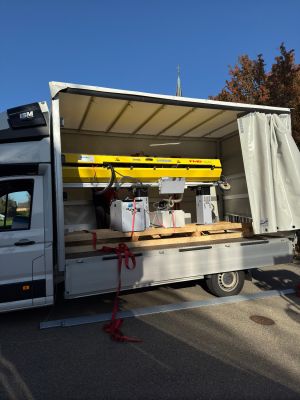 A&ccedil;ık ve G&uuml;neşli Bir G&uuml;nde A&ccedil;ık Havada Makine Taşıyan Teslimat Kamyonu