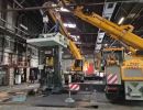 Industriewerkstatt mit Kranen zum Bewegen gro&szlig;er Maschinen in Aktion