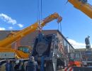 Gro&szlig;e Industrieausr&uuml;stungen werden auf einer Baustelle von Kr&auml;nen angehoben