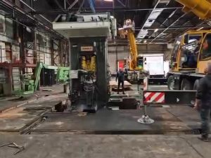İş&ccedil;iler ve Ağır Ekipmanlarla Bir Fabrikada End&uuml;striyel Makine Kurulumu