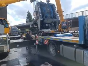 B&uuml;y&uuml;k End&uuml;striyel Vin&ccedil; Ağır Makineleri Yol &Uuml;zerindeki Bir Ulaşım Aracına Taşıyor