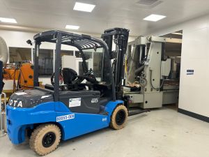 Makine ve Ekipmanlı &Uuml;retim Tesisi İ&ccedil;inde End&uuml;striyel Forklift