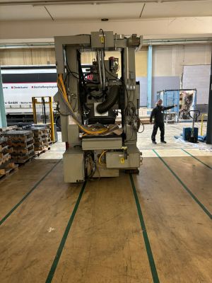 Depo Ge&ccedil;mişi ve Ekipmanı Olan Bir Fabrikadaki End&uuml;striyel Makineler