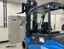 Temiz ve D&uuml;zenli Bir &Ccedil;evreye Sahip End&uuml;striyel Tesis İ&ccedil;inde Modern Mavi Forklift
