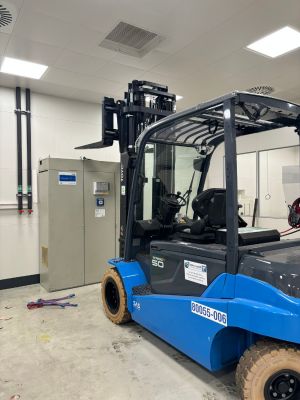 Temiz ve D&uuml;zenli Bir &Ccedil;evreye Sahip End&uuml;striyel Tesis İ&ccedil;inde Modern Mavi Forklift