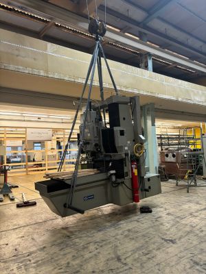 Bir At&ouml;lye Ortamında Makarayla Kaldırılan End&uuml;striyel Makineler