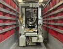 Taşıma veya Depolama i&ccedil;in Kırmızı Kamyon R&ouml;morkunun İ&ccedil;indeki End&uuml;striyel Makineler