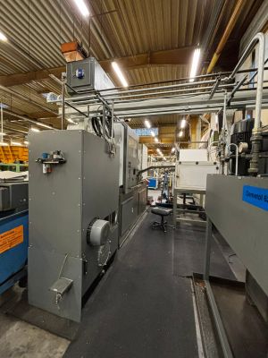 Modern Ekipmanlarla Bir Fabrika &Uuml;retim Tesisi İ&ccedil;inde End&uuml;striyel Makineler