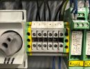 Bir Kontrol Panelindeki Elektrik Kablolarının ve Terminal Bağlantılarının Yakın &Ccedil;ekimi