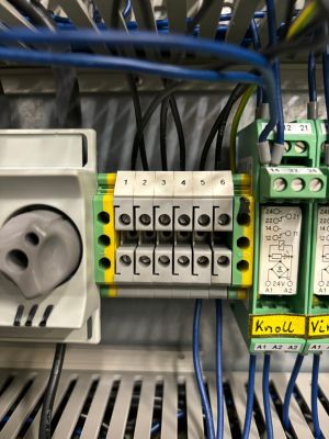Bir Kontrol Panelindeki Elektrik Kablolarının ve Terminal Bağlantılarının Yakın &Ccedil;ekimi