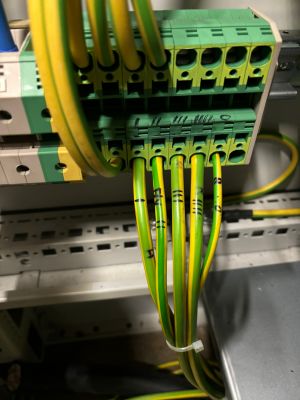 Elektrik Panosundaki Terminal Bloğuna Bağlı Sarı ve Yeşil Elektrik Kabloları