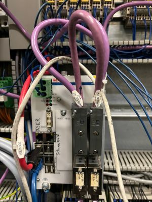 Bağlı Kablolar ve Cihazlarla Birlikte Elektrik Panosu Kurulumunun Ayrıntılı Yakın &Ccedil;ekimi