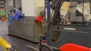Depodaki Ağır Ekipmanı Taşımak i&ccedil;in Forklift Kullanan Sanayi İş&ccedil;isi
