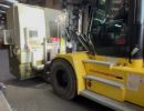 End&uuml;striyel Ekipmanlar Arasında Fabrika Ortamında &Ccedil;alışan Sarı Forklift