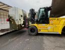Sarı Forklift Ekipmanı A&ccedil;ık Havada Kamyon Platformuna Taşıyor