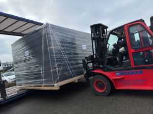 Forklift, Sarılmış Kargo Paketini Nakliye İ&ccedil;in Kamyona Y&uuml;kl&uuml;yor
