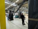 Yoğun Bir End&uuml;striyel Depo Fabrika Ortamında Forklift Kullanan İş&ccedil;i