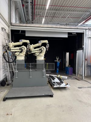 Industrial Setup Featuring Advanced Robotic Arms in a Modern Factory Setting