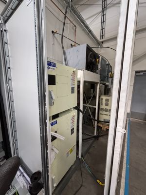Kablolama ve Makineleri Sergileyen İşlevsel Bir İ&ccedil; Mekanda End&uuml;striyel HVAC Ekipmanı
