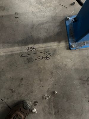İşaretler Metal Tabanın Yanındaki At&ouml;lye Zeminindeki &Ouml;l&ccedil;&uuml;mleri Vurguluyor