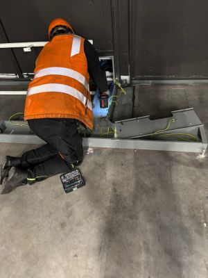 End&uuml;striyel Ortamda Elektrikli Ekipmanların Bakımını Yapan İş&ccedil;i