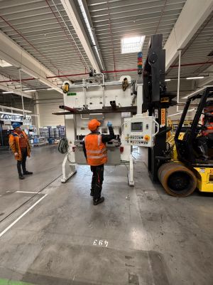 Lojistik i&ccedil;in Mekanik Bir Tesiste Makine Kullanan Sanayi &Ccedil;alışanları