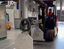 Sanayi Tesisindeki Makineleri Taşımak İ&ccedil;in Forklift Kullanan İş&ccedil;i