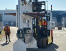 End&uuml;striyel Forklift A&ccedil;ık Havada Modern Bir Fabrika Ortamında Ağır Makinelerin &Ccedil;alıştırılması