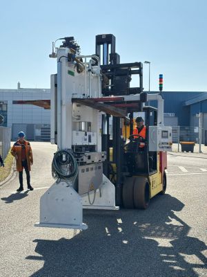 End&uuml;striyel Forklift A&ccedil;ık Havada Modern Bir Fabrika Ortamında Ağır Makinelerin &Ccedil;alıştırılması