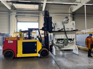 Ağır Ekipman Forklifti Depo Ortamında End&uuml;striyel Makinelerin Taşınması