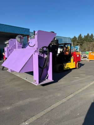 A&ccedil;ık Fabrika Alanında B&uuml;y&uuml;k Mor End&uuml;striyel Makineyi Taşıyan Forklift