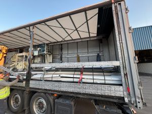 Depo Tesisi Yakınında A&ccedil;ık Duvarlı Kamyon İ&ccedil;inde End&uuml;striyel Y&uuml;kleme Kurulumu