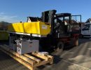 Gabelstapler f&uuml;r den Transport schwerer Maschinen in einem industriellen Au&szlig;enbereich