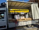 Lieferwagen beim Transport von Maschinen an einem klaren, sonnigen Tag im Freien