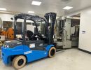 Industrieller Gabelstapler in einer Produktionsst&auml;tte mit Maschinen und Ausr&uuml;stung